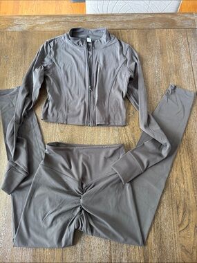 High-Waist Ruched Leggings with Cropped Zip Jacket - Gray